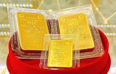 NHNN thực hiện đấu thầu vàng miếng nhằm tăng nguồn cung ra thị trường, giúp bình ổn giá vàng và kéo giảm khoảng cách chênh lệch giữa giá vàng trong nước và thế giới. (Ảnh minh họa: KT)